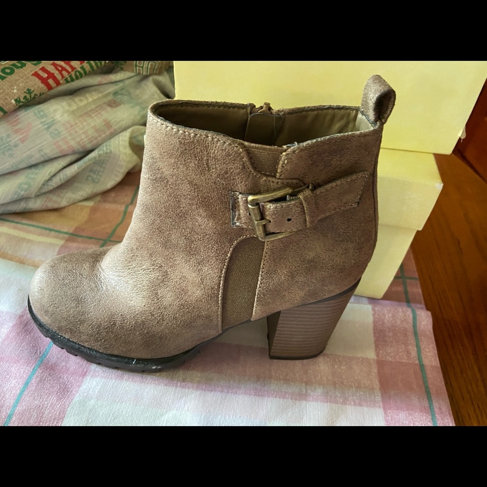 Womens Barely worn boots size 7